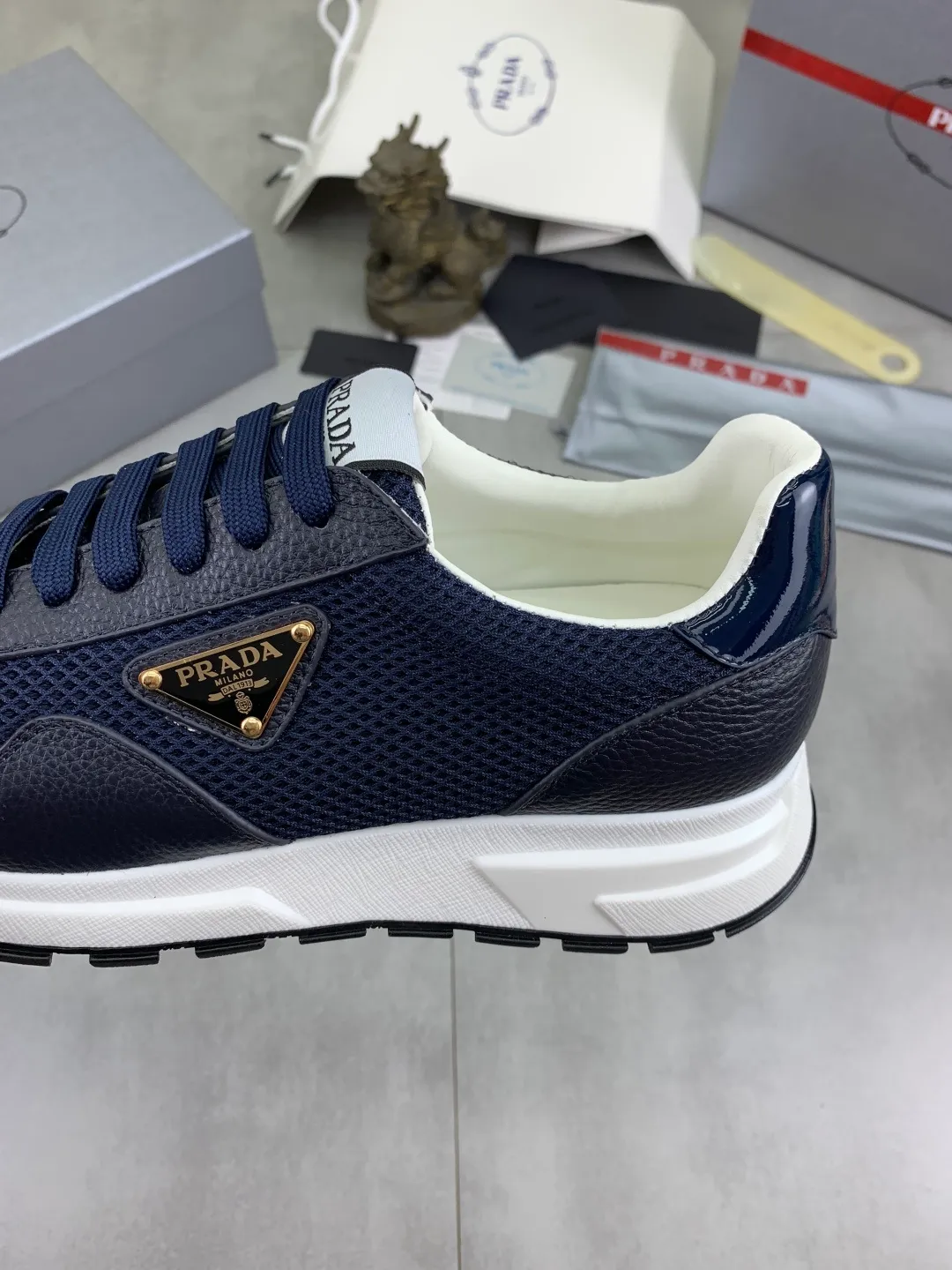 Men's shoes 💰P560💰[New style] popular models are on the official website, 🆘 Trendy brand (Prada) mainly promotes popular models, avant-garde and versatile fashion men's shoes private version mold opening, cowhide surface splicing 1:1.. Fashionable and simple, original imported cowhide lining cowhide feet; the atmosphere and personality are more fashionable, eye-catching and pursuing class. It will subvert the old idea and be a must-have for fashionistas with you! Must keep it for yourself! Tall and comfortable, large and low, high-end quality workmanship. Number of yards: 38-45 4️⃣optional.
